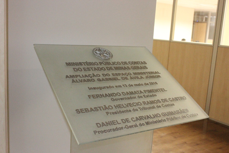 Placa de concretização da ampliação do Espaço Ministerial Álvaro Gabriel de Ávila Júnior (Foto: Karina Camargos Coutinho)